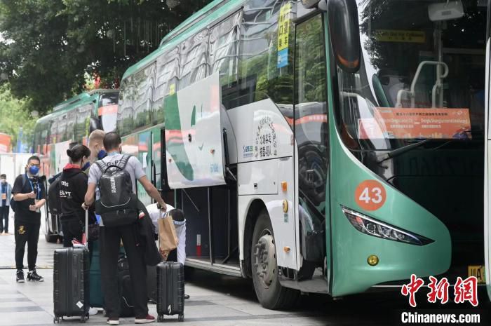 费建中连忙说道：叶先生，难得来一趟纽约，不如在家中小住几日，也好让在下尽一尽地主之谊。